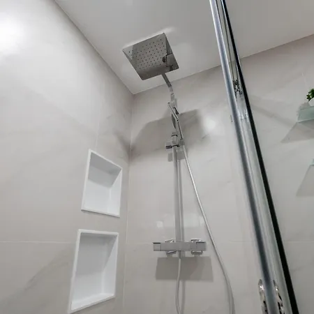 Apartamento T1 Novo, A Poucos Passos Da Da Com Ac E Wifi *